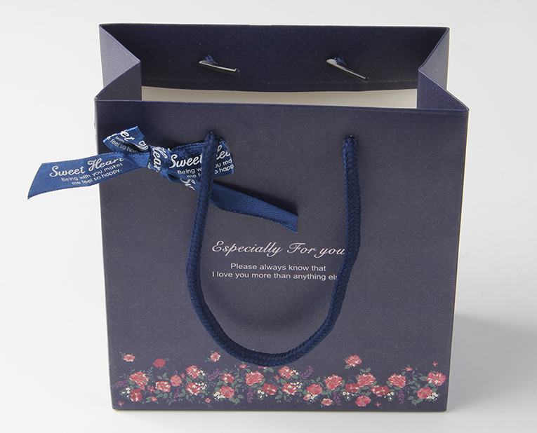 帶絲帶的淑女風(fēng)手提紙袋 帶絲帶的淑女風(fēng)手提紙袋