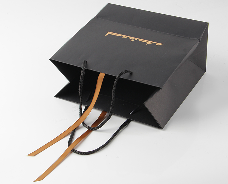 當(dāng)印品出現(xiàn)了劃痕皮具紙袋工廠是怎么一一排查出原因的？