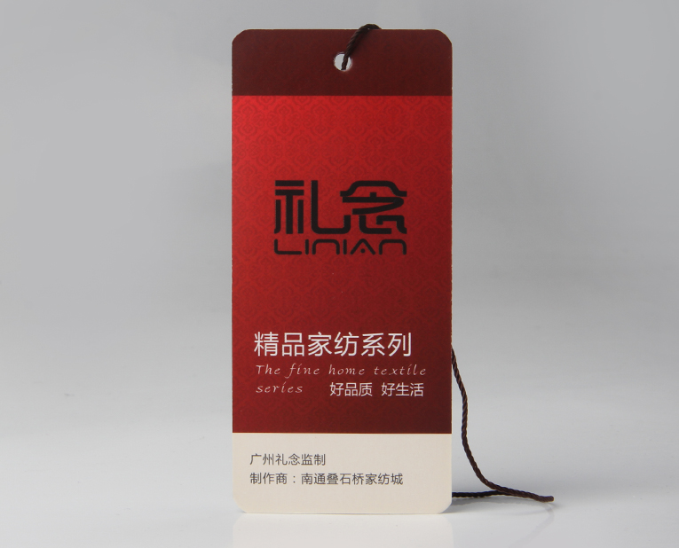 衣服吊牌在定做時(shí)出幺蛾子，制造商這樣做不懼怕劃痕