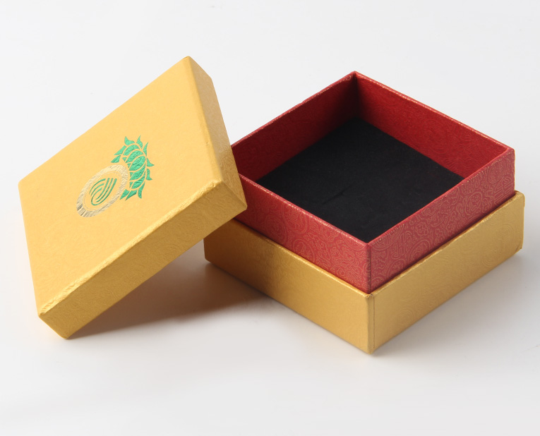 代表化妝品盒子廠家的老師傅，仔細(xì)比對3個小時，只為品質(zhì)