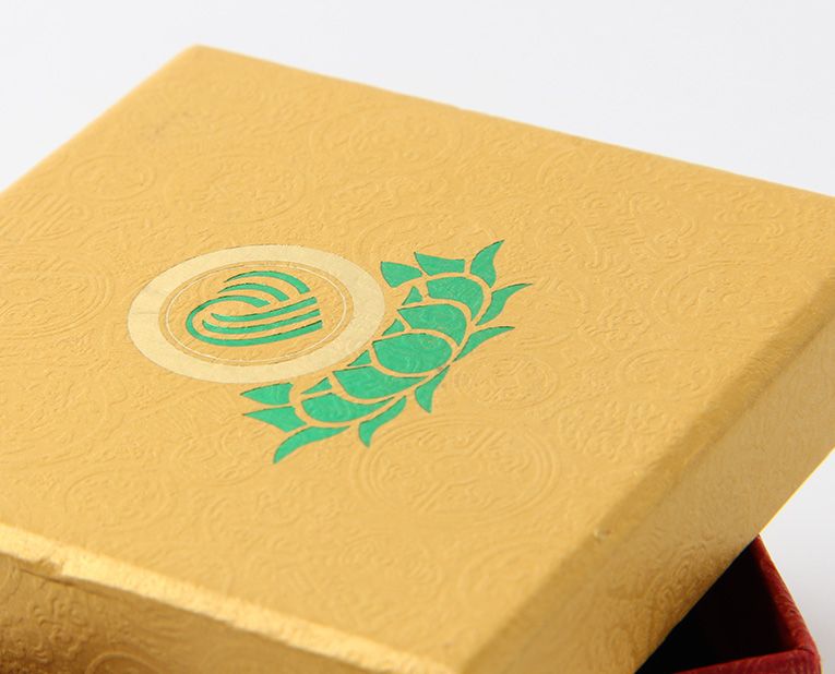 代表化妝品盒子廠家的老師傅，仔細(xì)比對3個小時，只為品質(zhì)