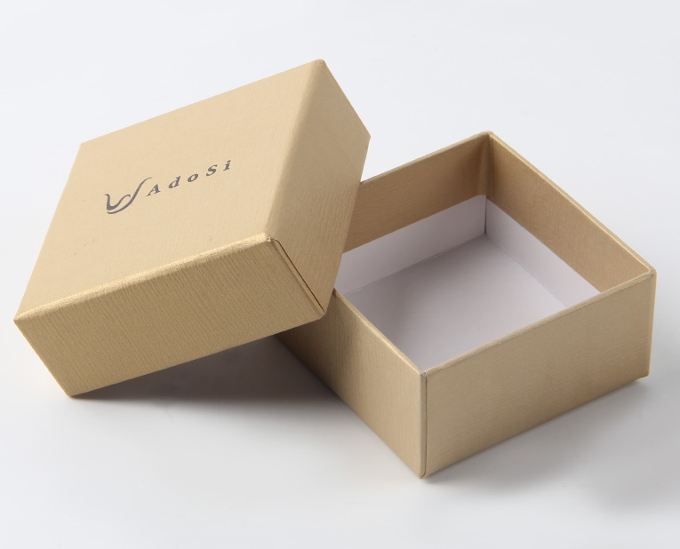 化妝品盒子的制造商師傅早上校對(duì)完顏色，下午還要處理橡皮布