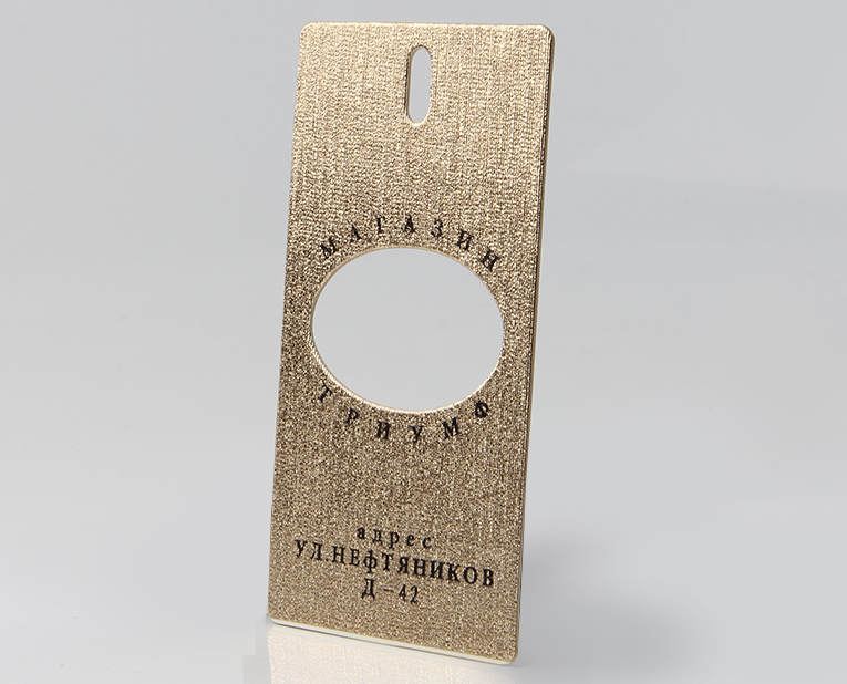 負責褲子吊牌定做的老師傅，1出生動的物理課解決金墨暗淡