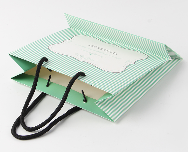 化妝品的包裝袋在訂做時必須區(qū)分清紅、白2種燥油