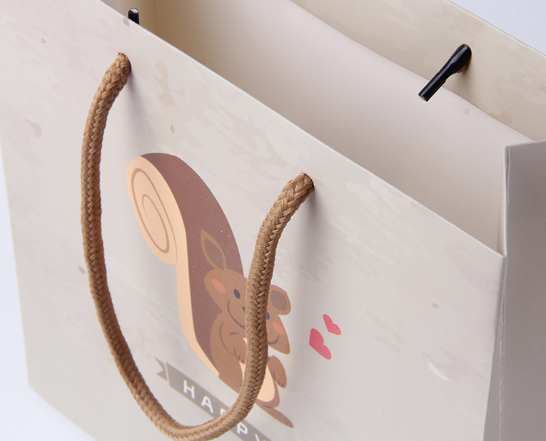 服裝紙袋在面對年底的訂做潮面前得理性、專業(yè)處理