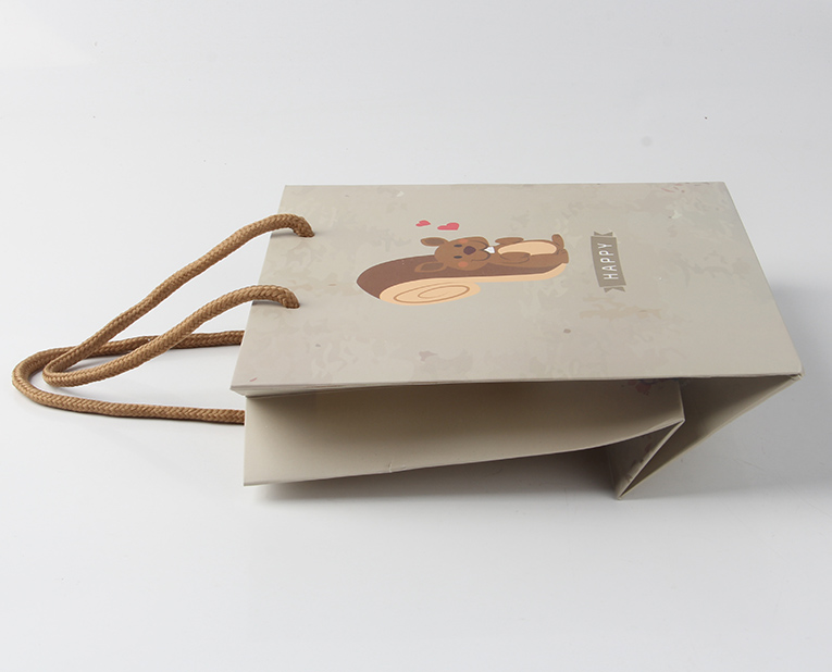 服裝紙袋在面對年底的訂做潮面前得理性、專業(yè)處理