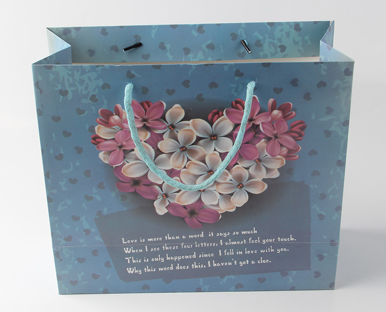 衣服的禮品袋在年底廠家?guī)煾狄ＷC黏度，需要很大功夫