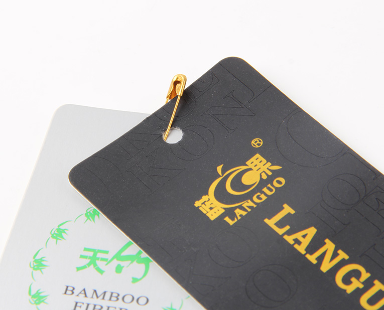 在選擇服裝紙牌定做工藝時，客人并不是最大的