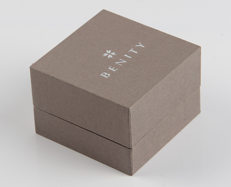 珠寶精裝盒廠寄過來的樣品，你得聽我的這樣檢查才行！