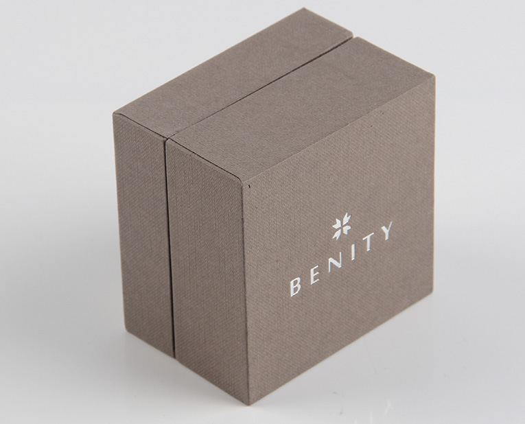 珠寶精裝盒廠寄過來的樣品，你得聽我的這樣檢查才行！