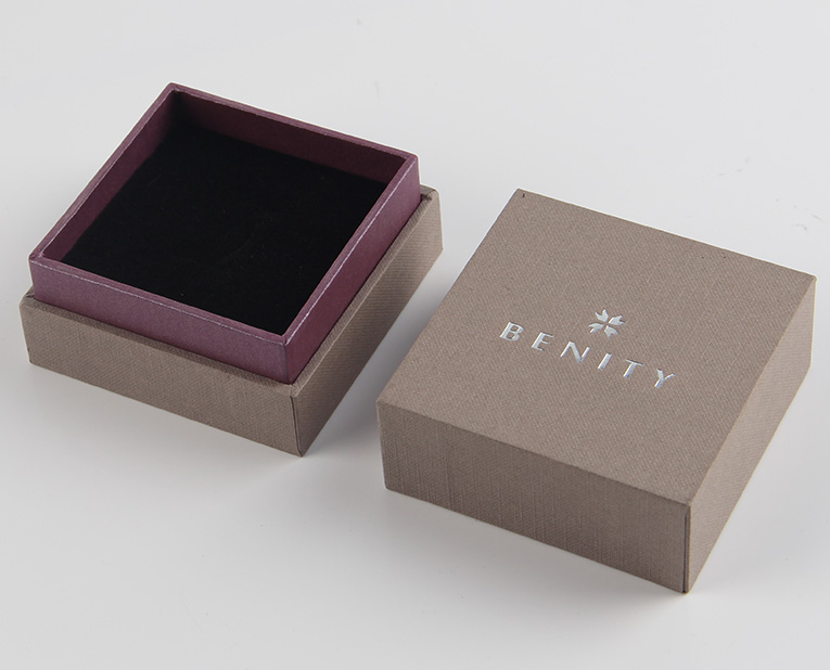 珠寶精裝盒廠寄過來的樣品，你得聽我的這樣檢查才行！