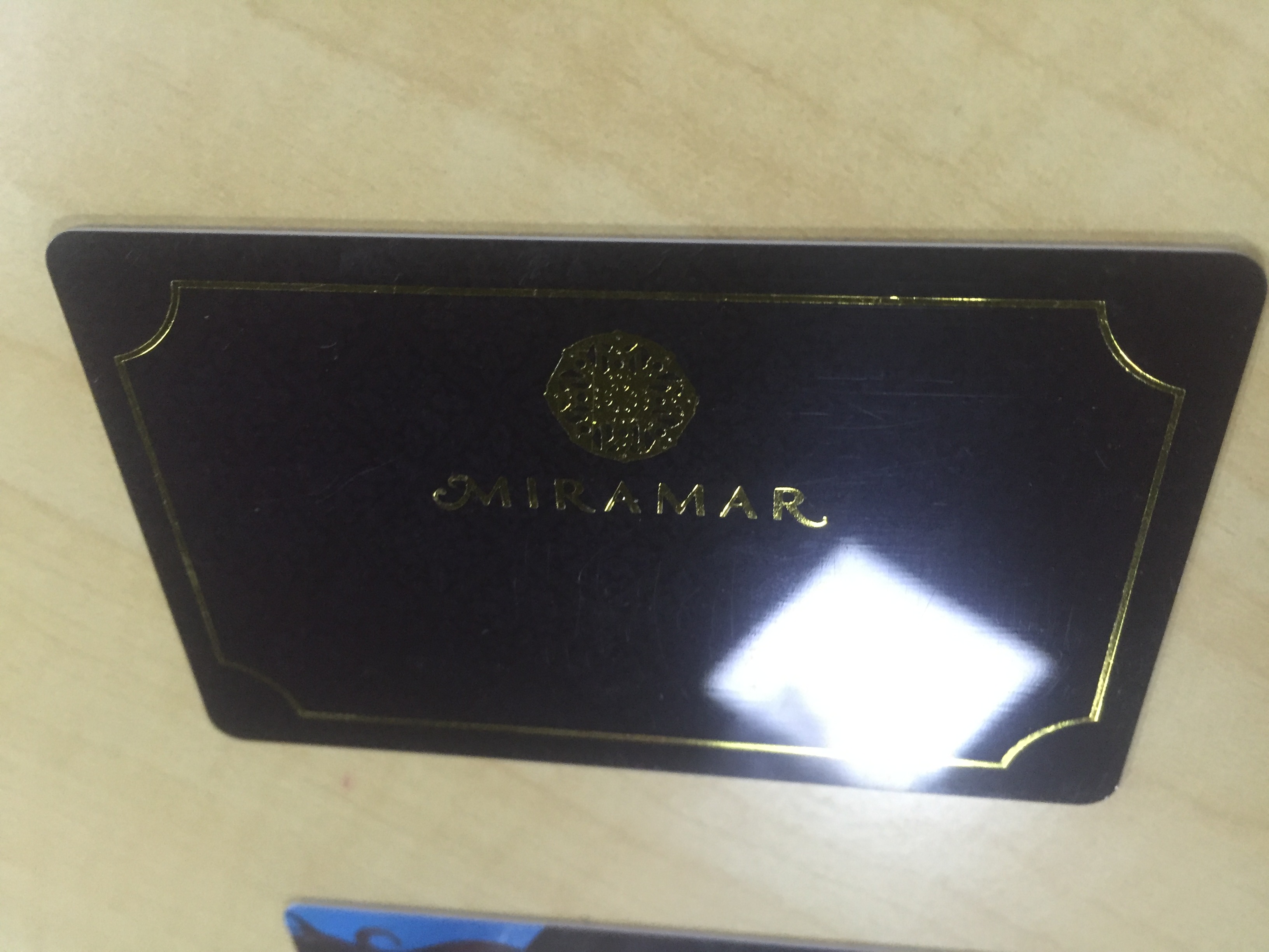 因?yàn)閮?nèi)衣吊牌標(biāo)簽用pvc還是傳統(tǒng)紙牌訂做問題，成了尬聊