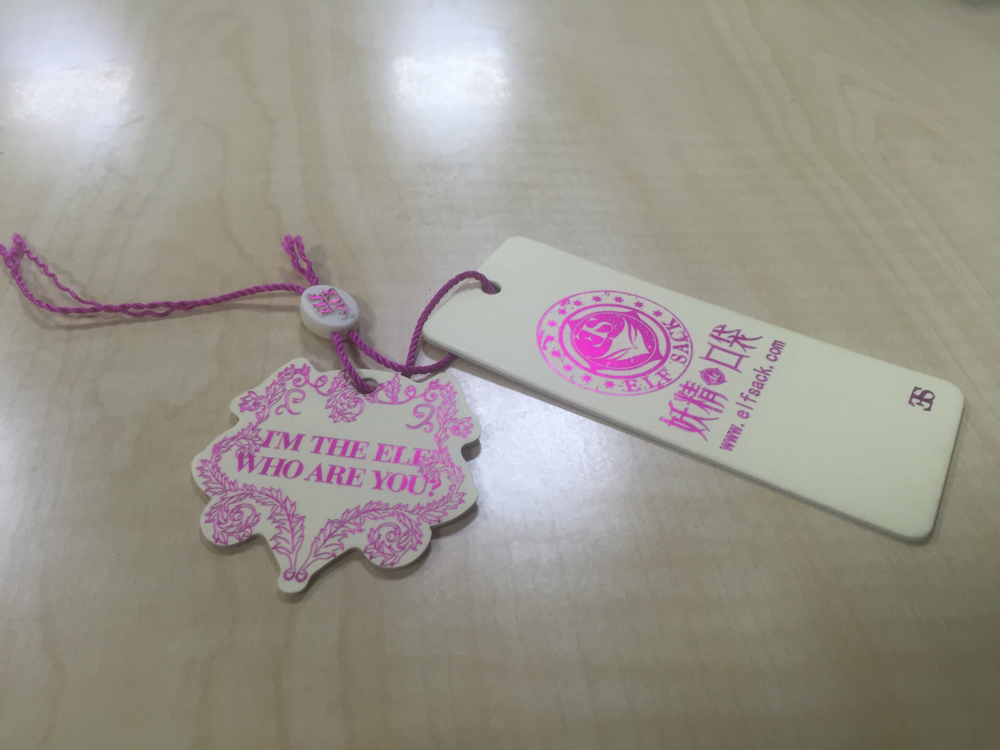 總說服裝吊牌的設(shè)計要注意燙印尺寸，解析到底是多大尺寸